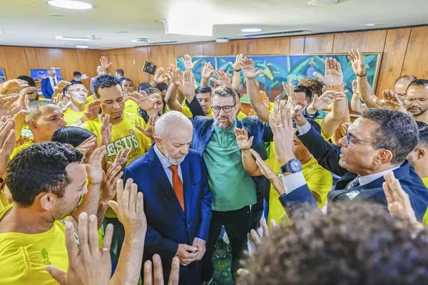 PT lança carta a evangélicos, critica ‘manipulação da fé’ e acena a igrejas