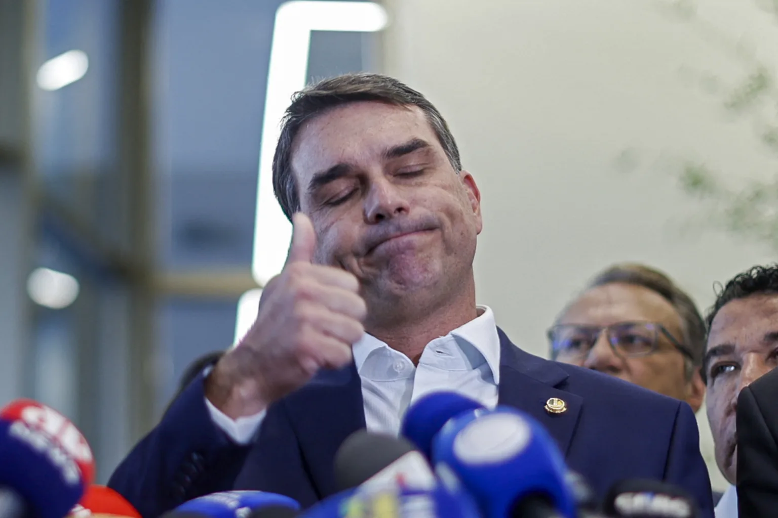 PT leva vídeo de Flávio Bolsonaro ao TSE e tenta transformar caso em teste das regras de IA