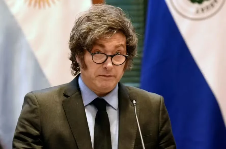 Porta-voz de Milei renuncia; acusação de ocultar US$ 500 mil