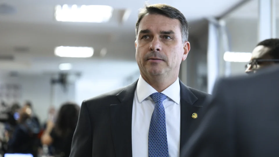 Propostas de governo de Flávio miram Bolsonaro livre, pausa na reforma tributária e escala 7×0