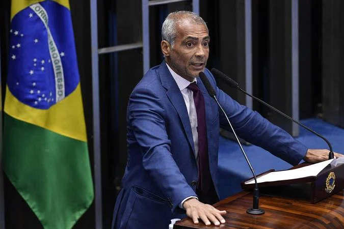 Romário diz que devolverá salário ao Senado e que não pediu licença