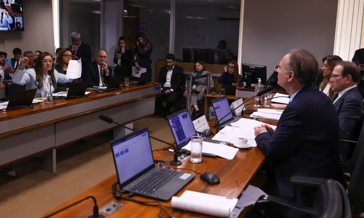 Senadores criticam falta de dados sobre socorro