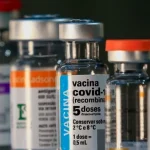 Vacina da covid reduz risco de infarto e AVC em idosos, aponta estudo