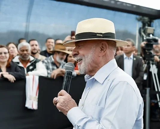 Vi na internet que Neymar é o primeiro convocado home office do mundo, diz Lula