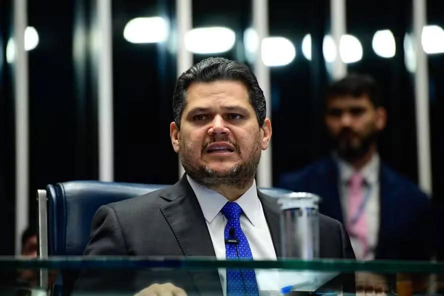 Alcolumbre segura promulgação de pauta-bomba
