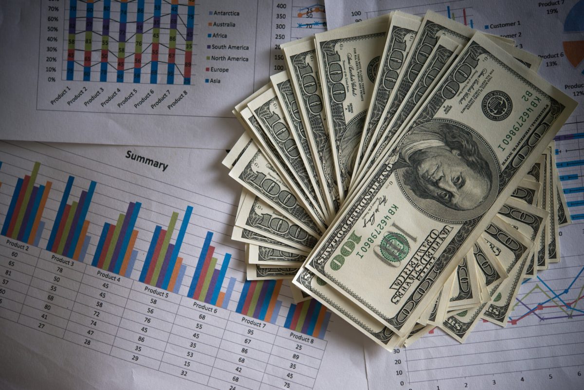 Bolsa dispara e dólar cai após inflação surpreender