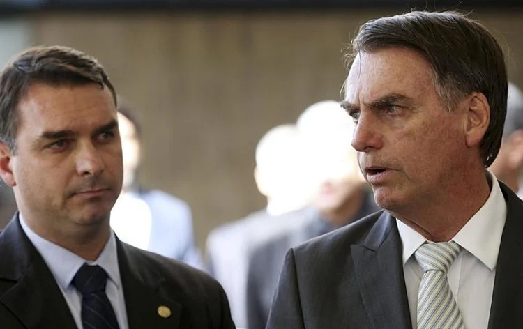 Bolsonaro diz em carta que Flávio é seu porta-voz e candidato, após crise com Michelle