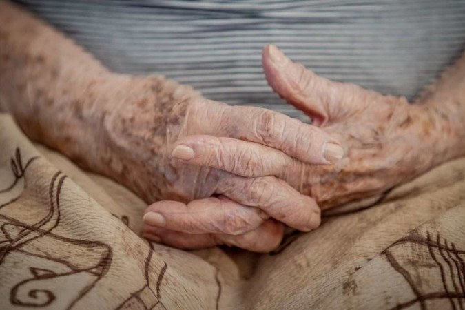Cinco mudanças de hábito retardam declínio cognitivo em idosos, mostra estudo