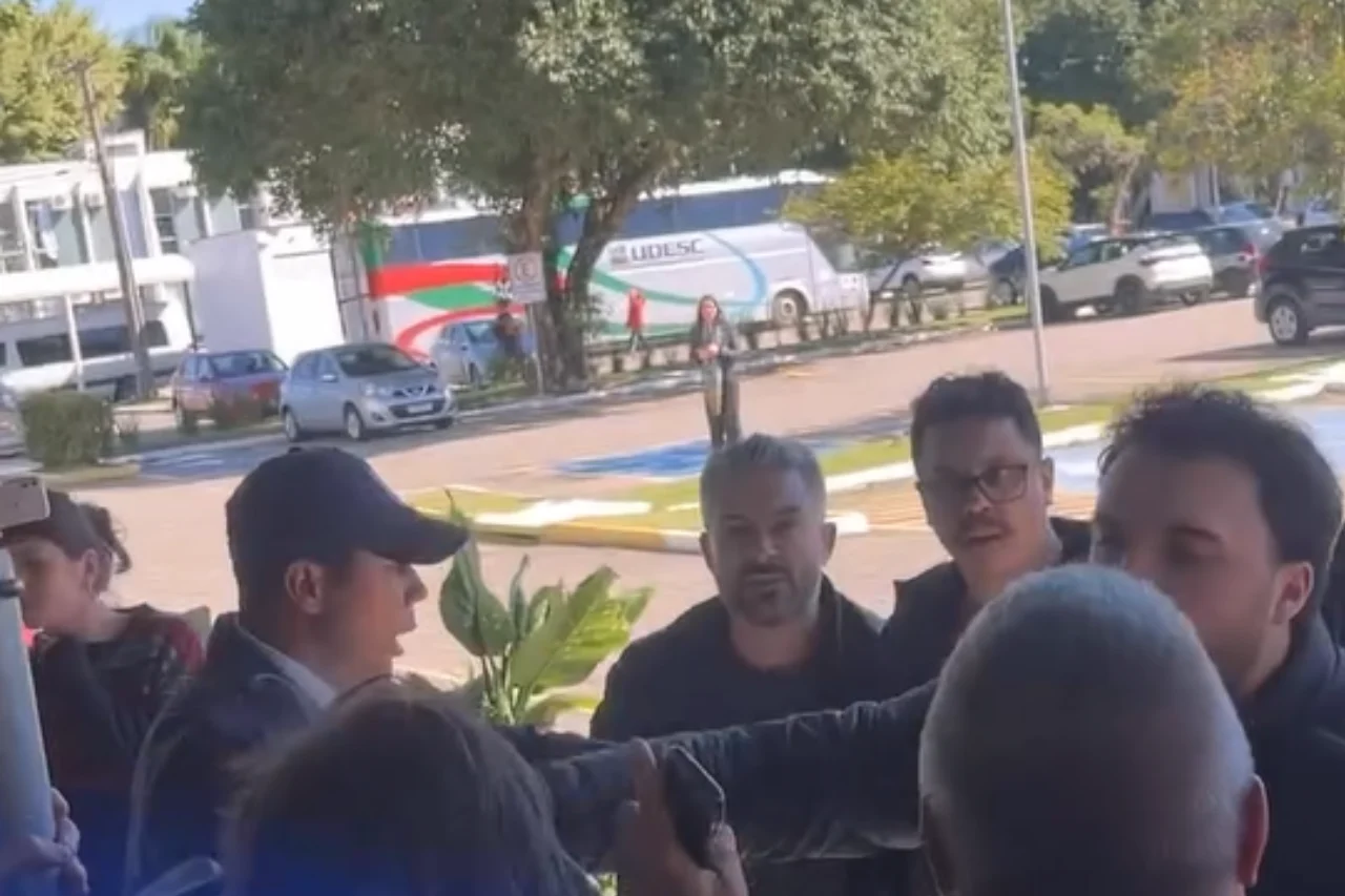 Debate sobre cotas acaba em confusão após invasão da extrema direita em universidade de SC