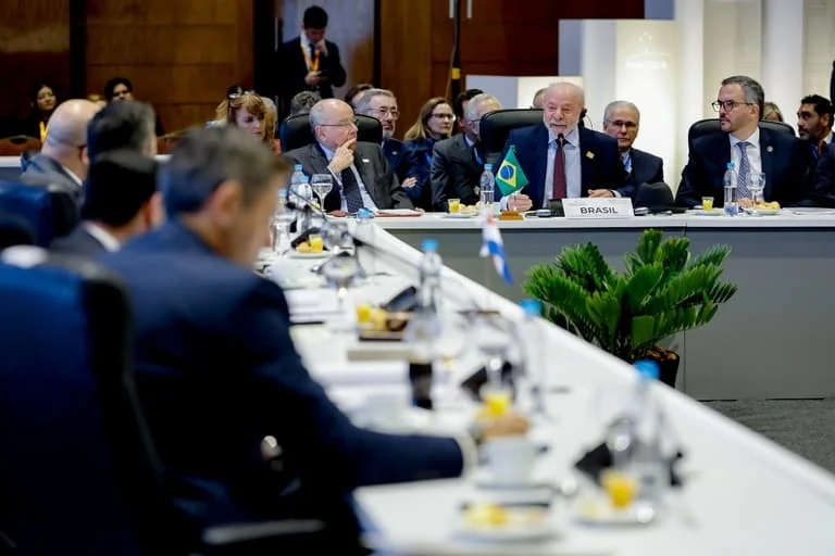 Em cúpula do Mercosul, Lula envia recado a Trump e a líderes da América Latina