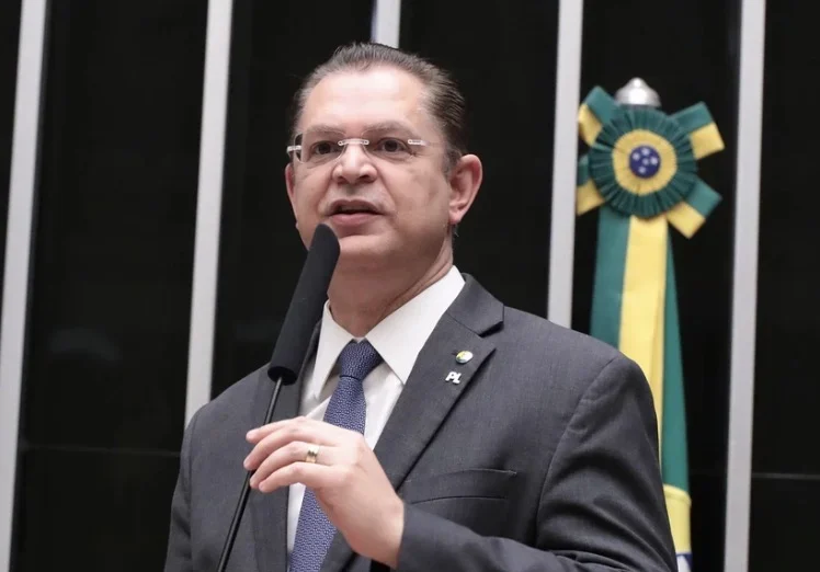 Embaixada dos EUA acionou líder do PL para visita que questionaria urnas no Brasil