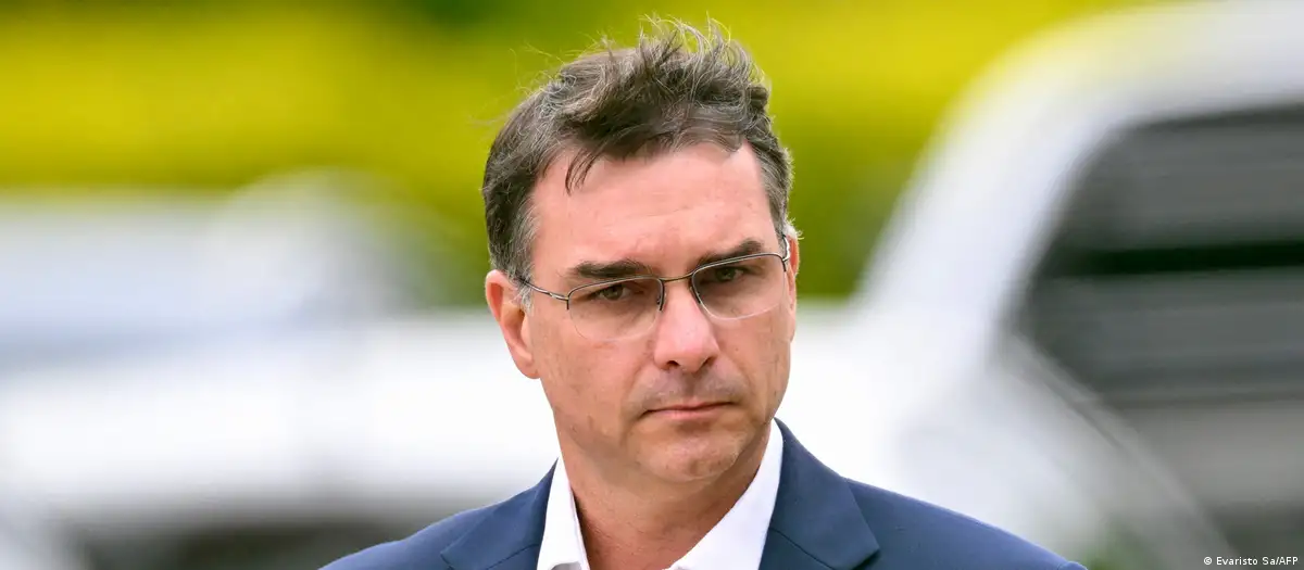 Flávio Bolsonaro herda candidatura, mas não herda comando da direita e dos extremistas
