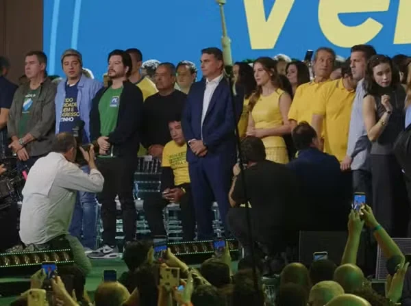 Flávio Bolsonaro lançou uma candidatura contra o Brasil