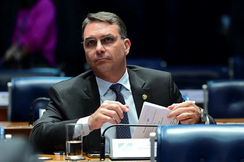 Flávio Bolsonaro tenta barrar proteção a policiais