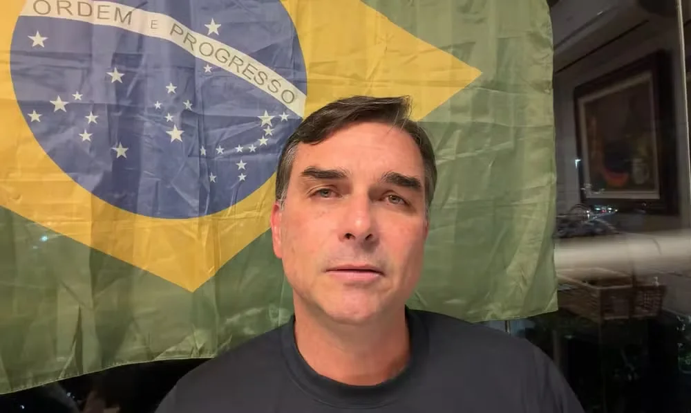 Flávio: de Bolsonaro vacinado a apenas Bolsonaro