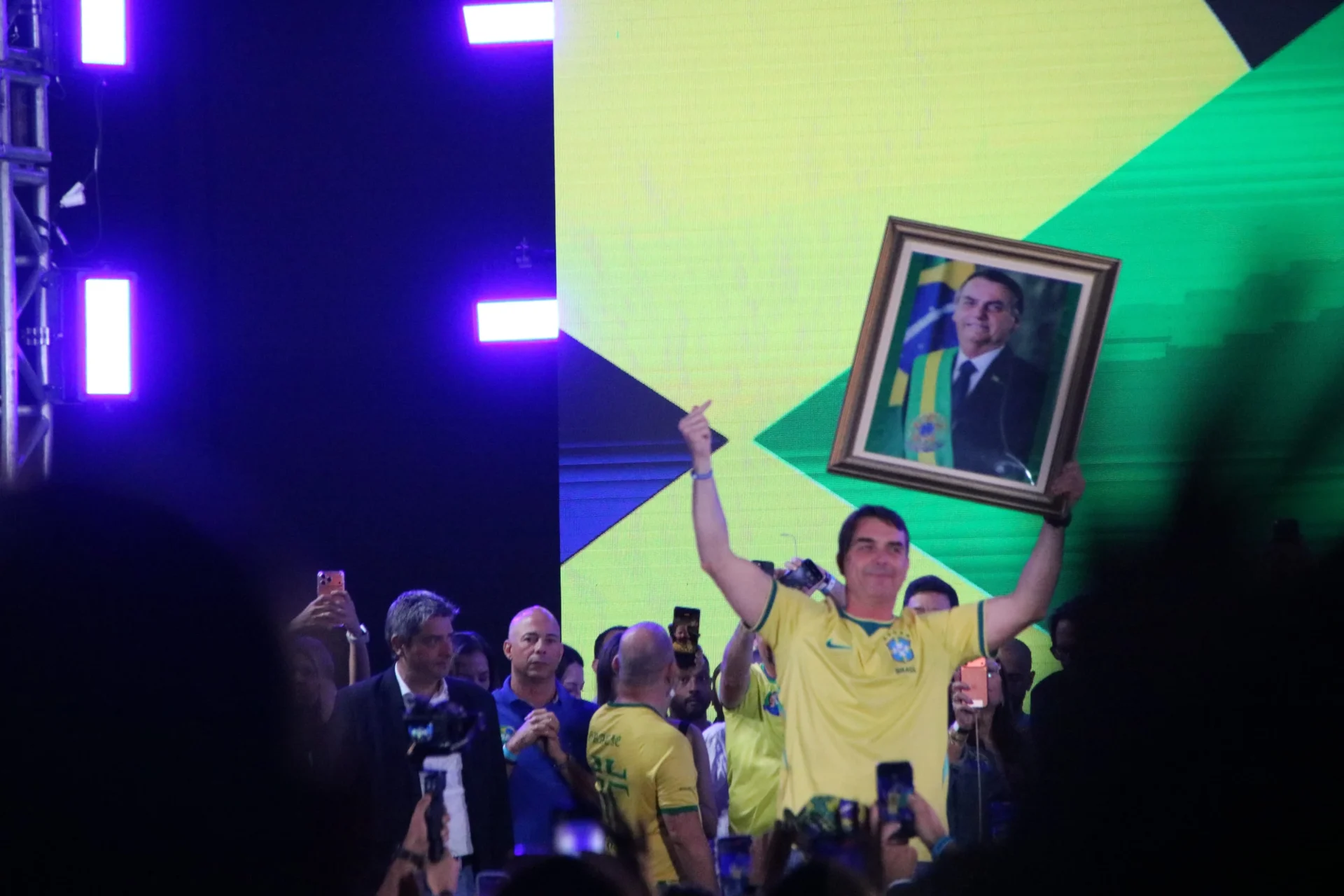 Flávio mistura religião e política: ‘Projeto de Deus’
