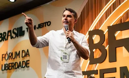 Flávio rebate Michelle e nega participação em festa Vorcaro