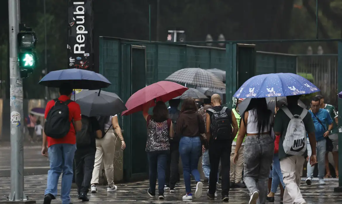 Frente fria avança pelo Sudeste e provoca chuva em São Paulo