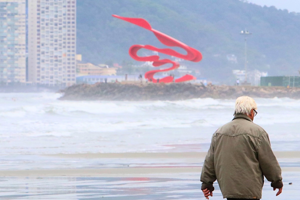 Frente fria e ciclone provocam frio e ondas de 3m no litoral de SP
