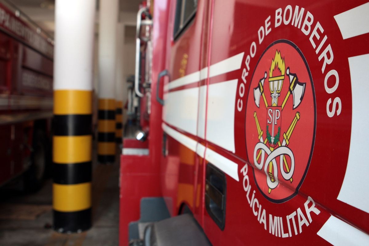 Galpão desativado pega fogo e mobiliza bombeiros no litoral de SP