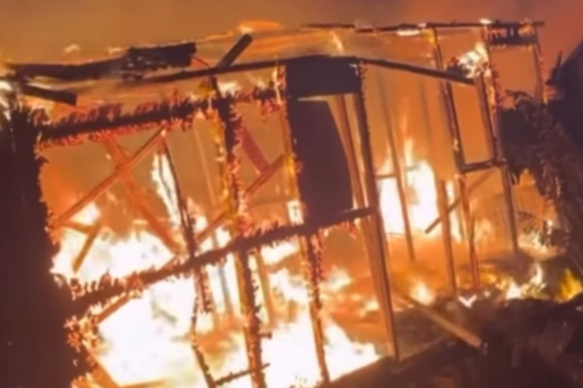 Incêndio atinge três moradias e deixa morador desabrigado no Caminho da Capela, em Santos