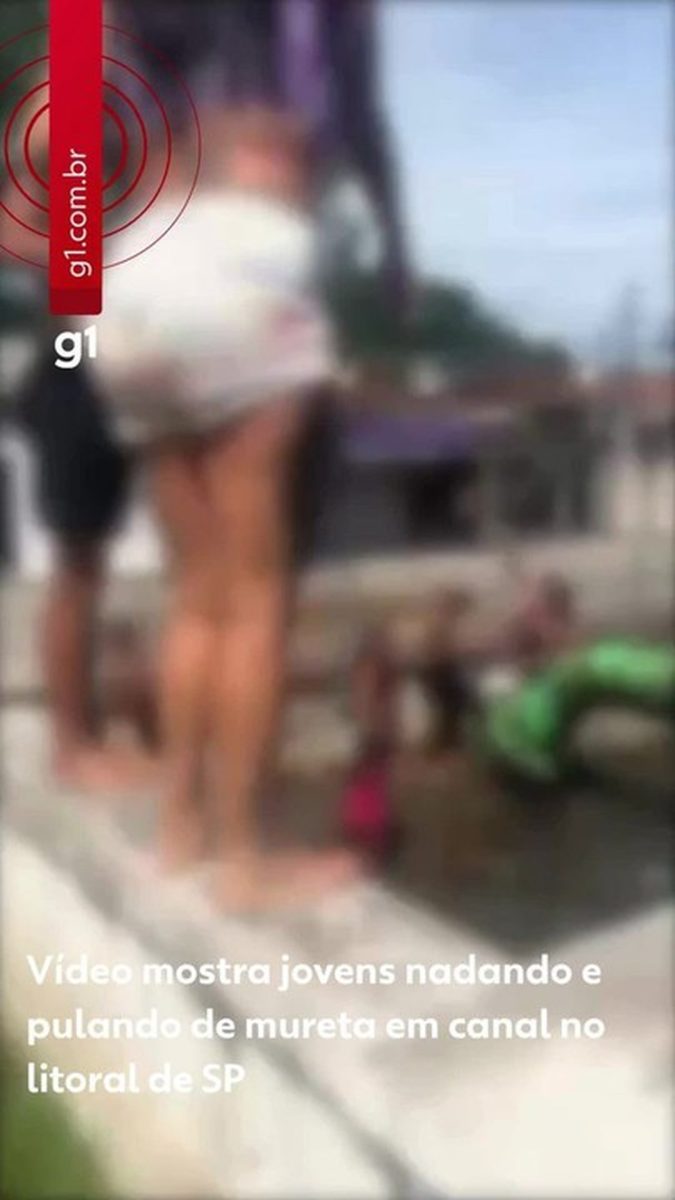 Jovens usam tubulação como trampolim em canal de Santos; veja vídeo
