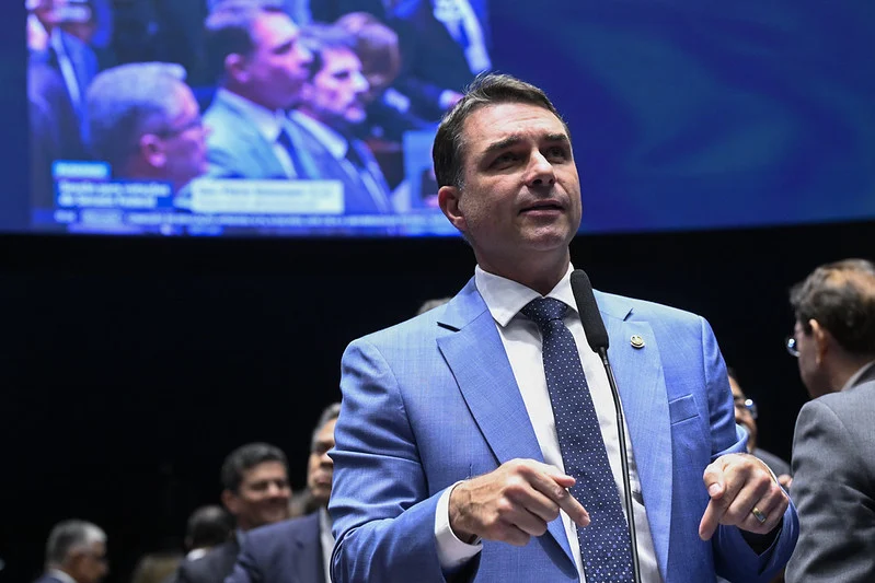Justiça rejeita ação de Flávio Bolsonaro contra aposentado por críticas nas redes