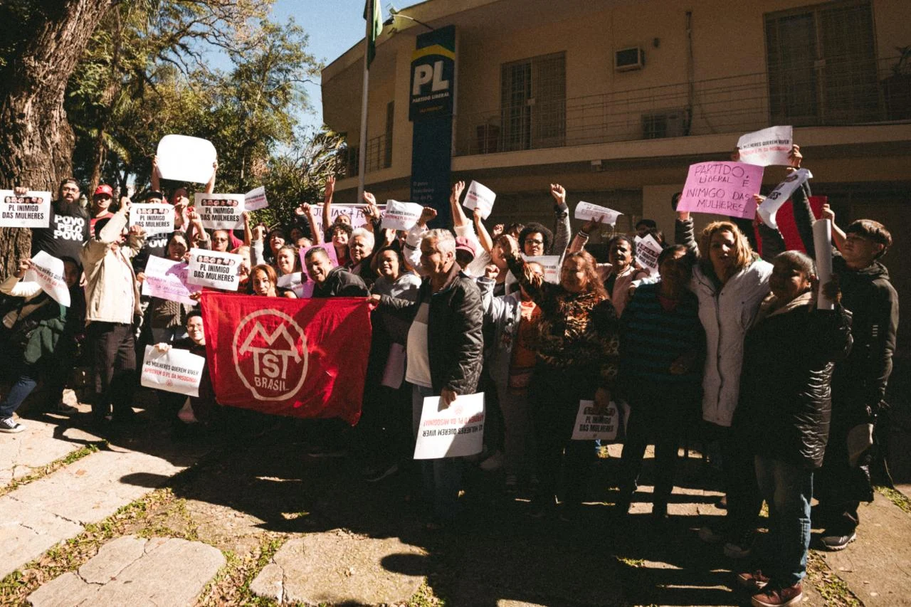 MTST protesta em frente à sede do PL e cobra votação de projeto que criminaliza a misoginia