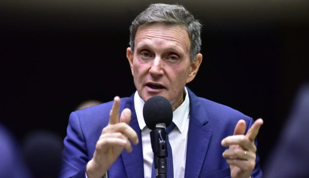 Mendonça suspende inelegibilidade de Crivella