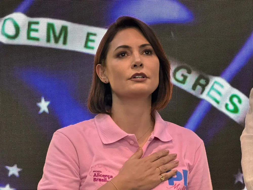 Michelle diz que pauta está acima de ideologias, após elogiar política de Lula