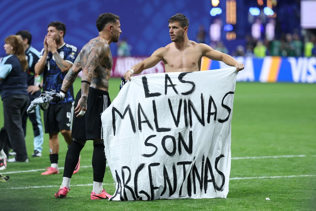 Milei defende faixa sobre as Malvinas após vitória da Argentina sobre a Inglaterra