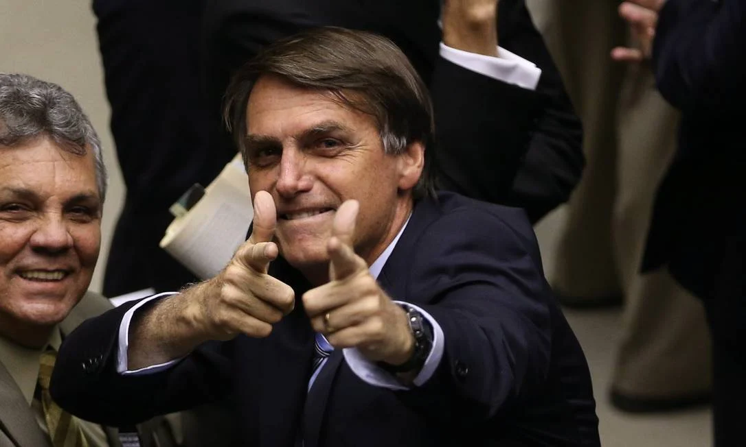 Moraes mantém domiciliar de Bolsonaro; armas apreendidas
