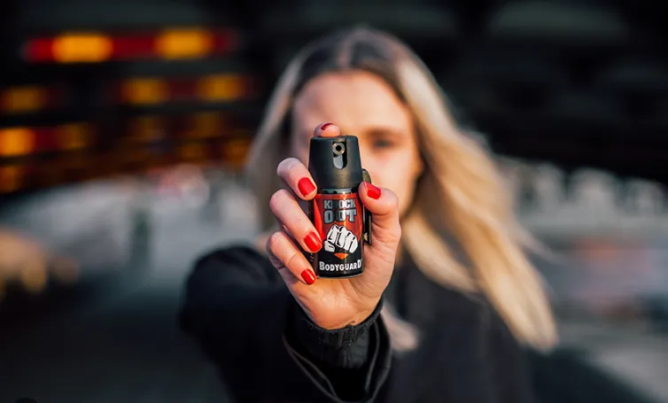 Mulheres podem comprar e usar spray de pimenta para defesa pessoal