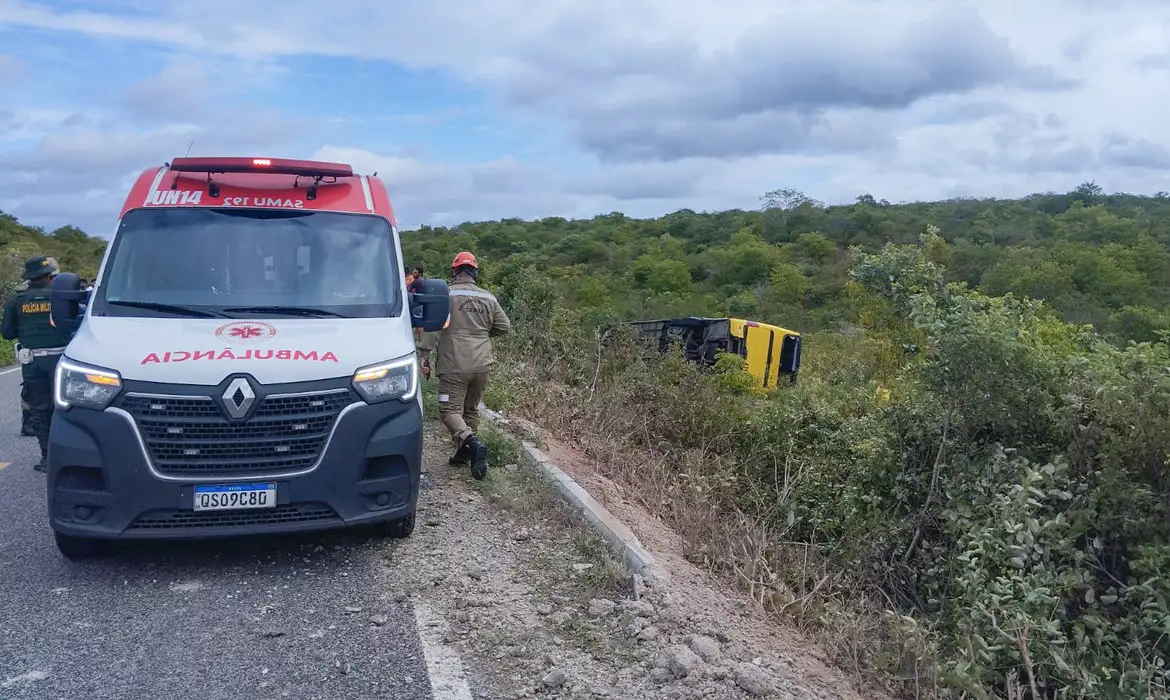 Ônibus com romeiros tomba no Ceará e provoca mortes