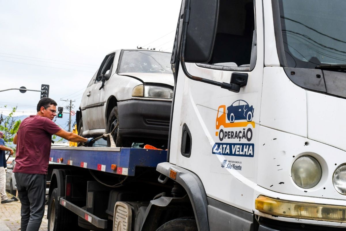Operação Lata-Velha retira mais de 300 veículos abandonados das ruas