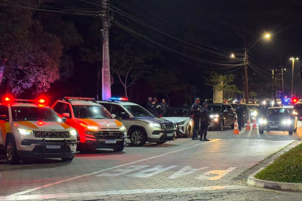 Operação de trânsito aborda 137 veículos e aplica multas em Bertioga