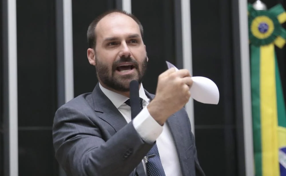 PF recomenda demissão de Eduardo Bolsonaro por abandono de cargo