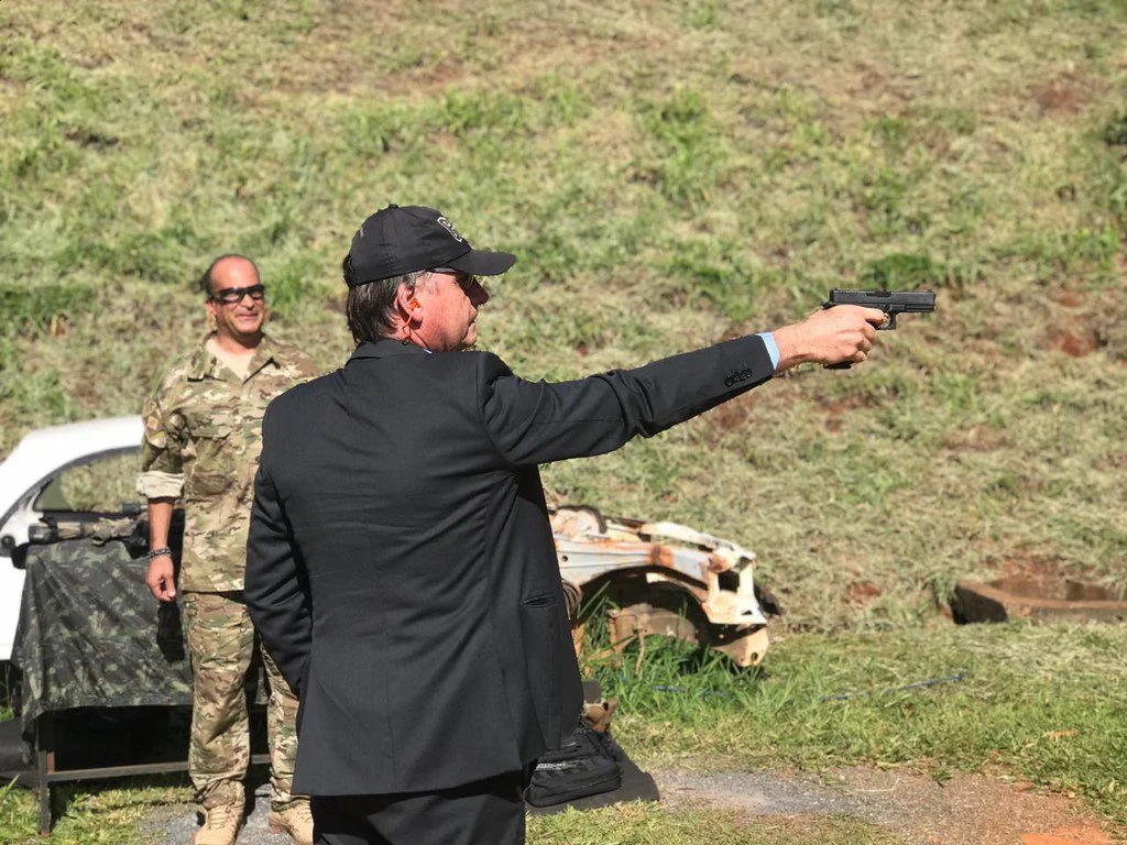 PGR diz que Bolsonaro não pode ter arma; defende domiciliar