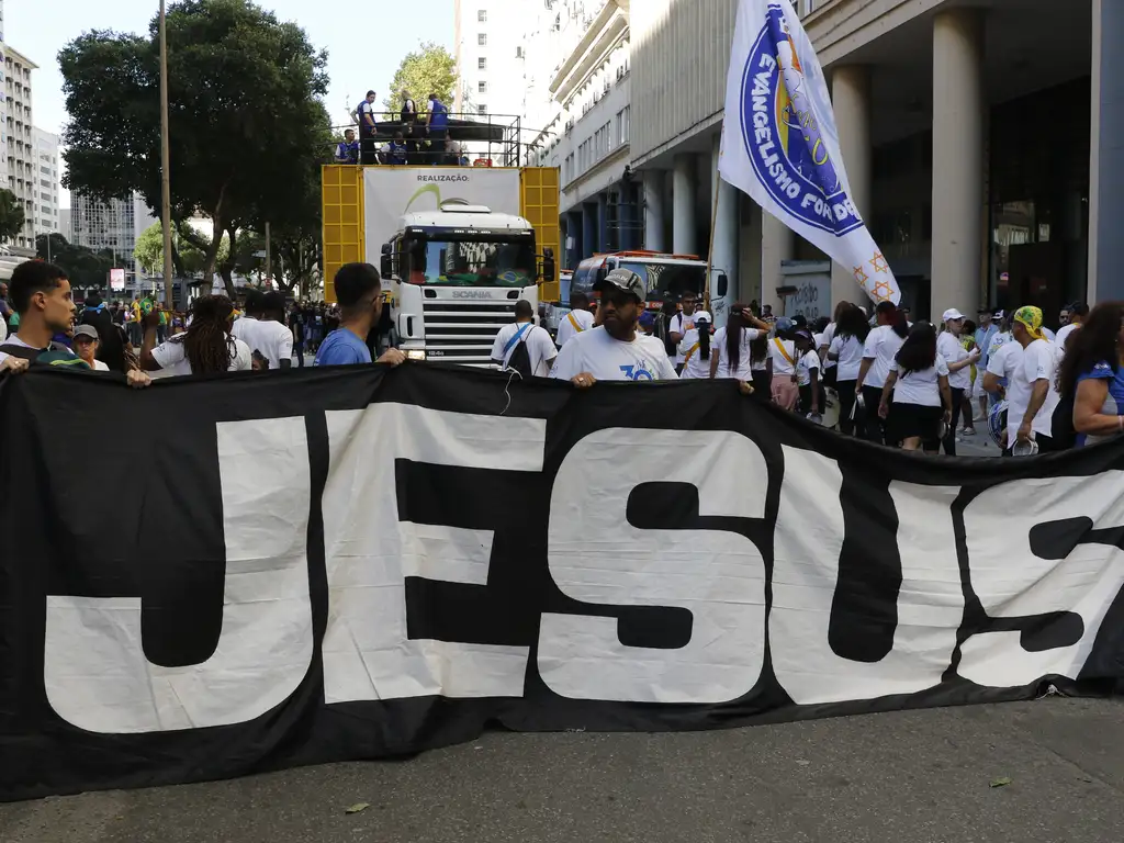 Pesquisa mostra evangélicos mais à direita que católicos