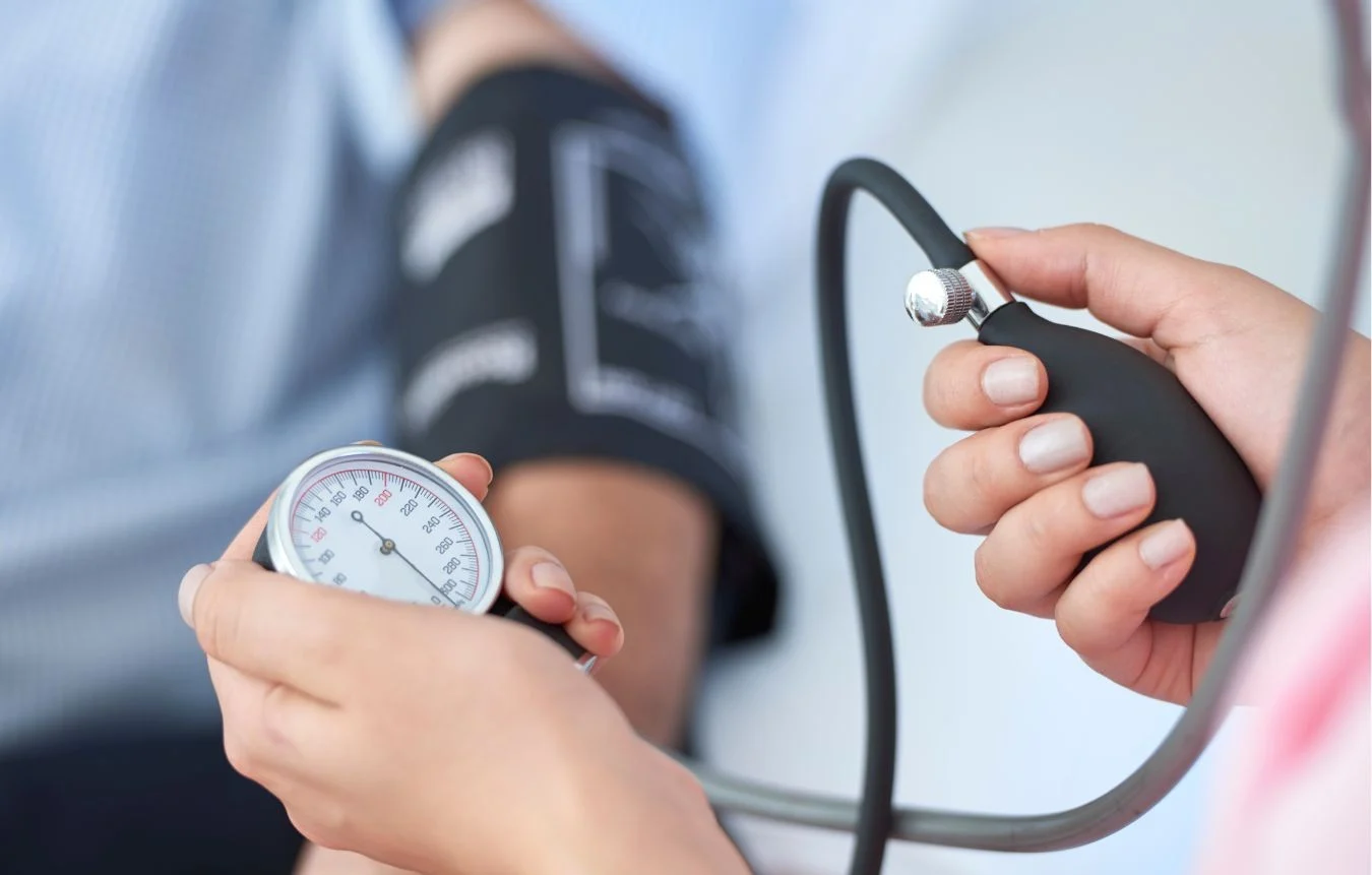Pressão alta: veja sete hábitos que podem ajudar a controlá-la e proteger o coração
