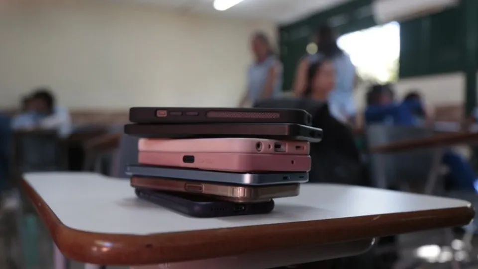 Restrição a celular em escolas avança, mas com desafios