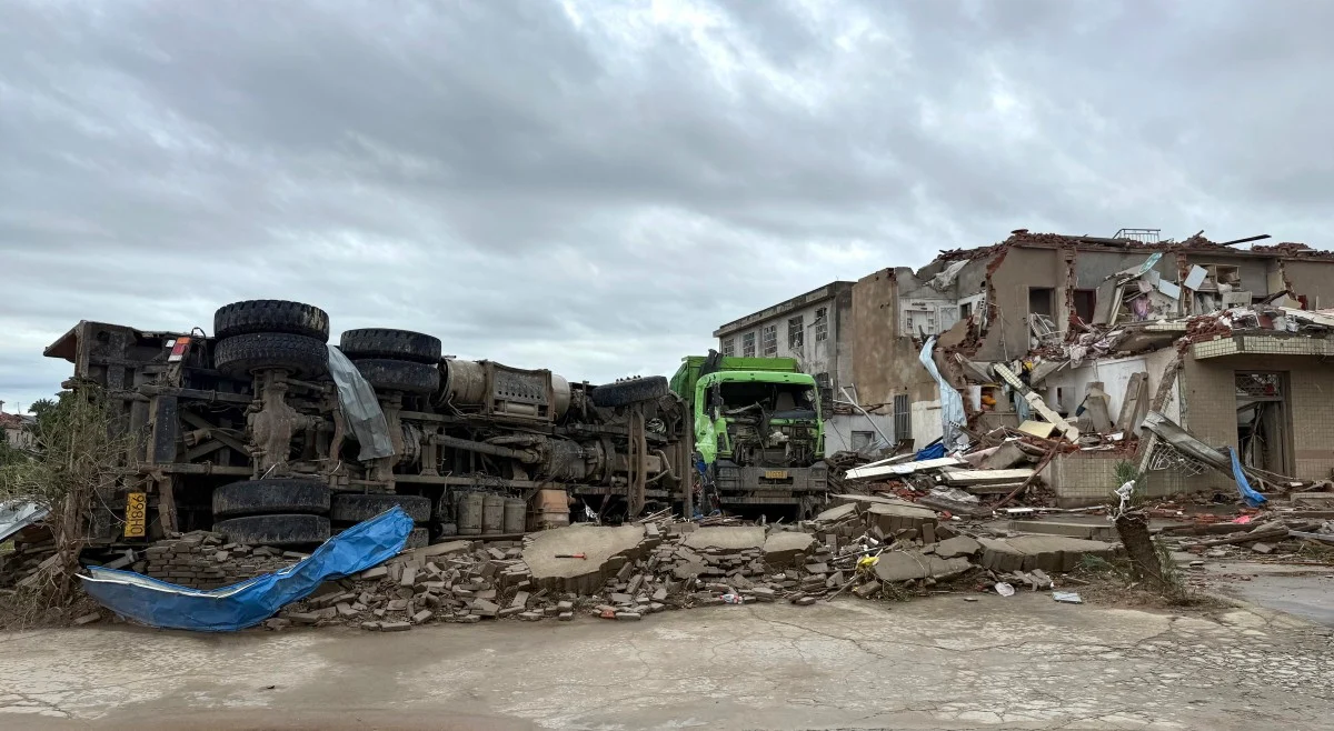 Tornado deixa mortos na China e lança caminhões pelos ares